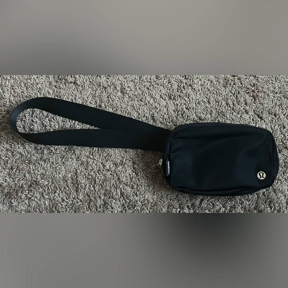 Lululemon Fannypack with gold plating. Brand new, used once, perfect condition.
